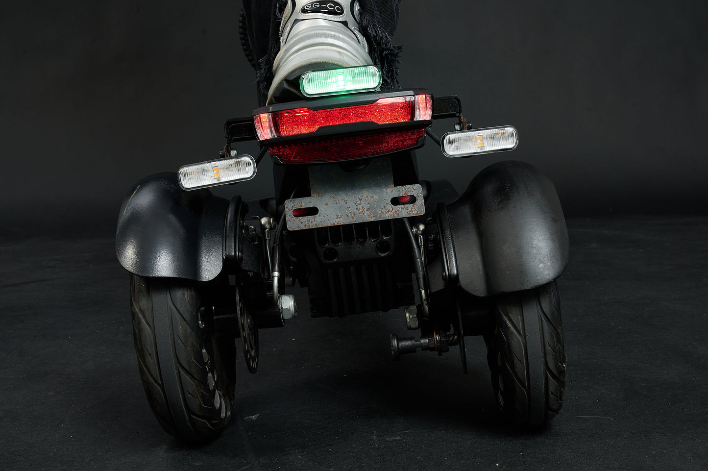 AINOHOT ST3 漆黒 折りたたみ可能 特定小型原動機付自転車  後輪の詳細画像  日常のお出かけ