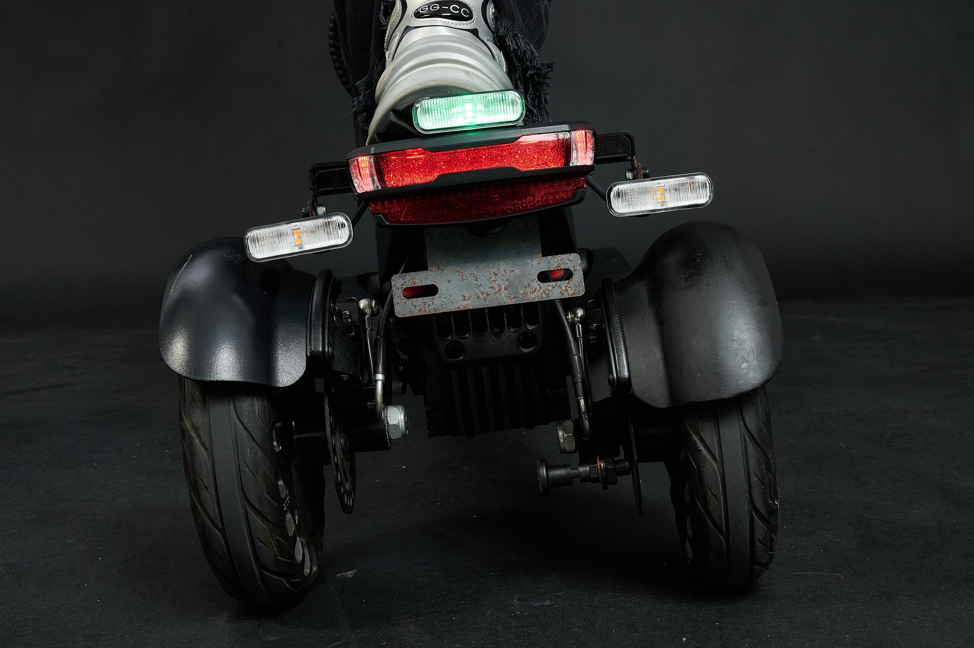 AINOHOT ST3 漆黒 折りたたみ可能 特定小型原動機付自転車  後輪の詳細画像  日常のお出かけ