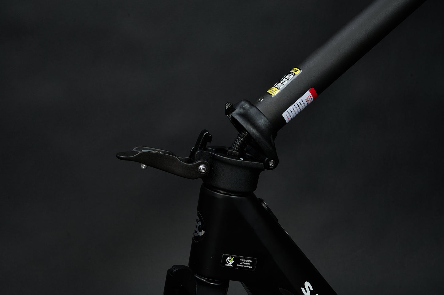 AINOHOT SAGA pro 特定小型原動機付自転車 漆黒 折りたたみ部分の詳細画像