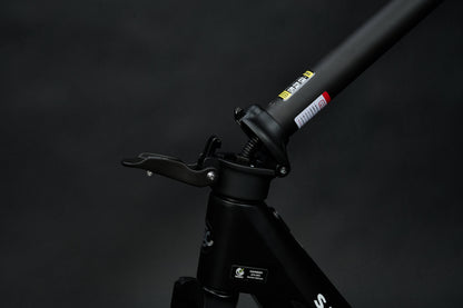 AINOHOT SAGA pro 特定小型原動機付自転車 漆黒 折りたたみ部分の詳細画像