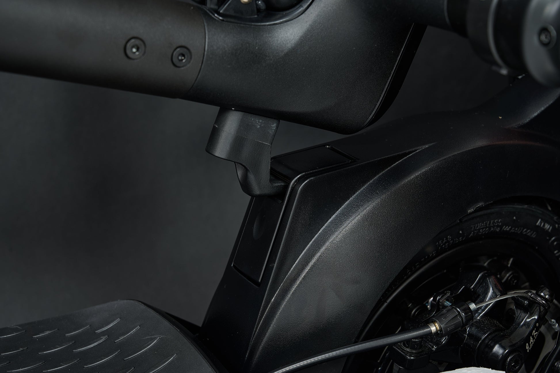 AINOHOT SAGA pro 特定小型原動機付自転車 漆黒  バックルの詳細画像