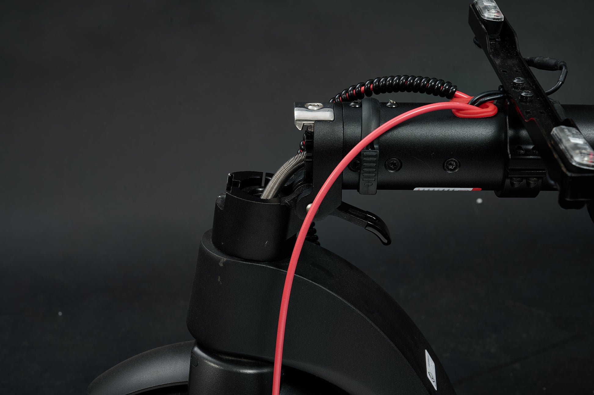 AINOHOT S07 漆黒 軽量×女性向け 特定小型原動機付自転車  折りたたみ部分の詳細画像