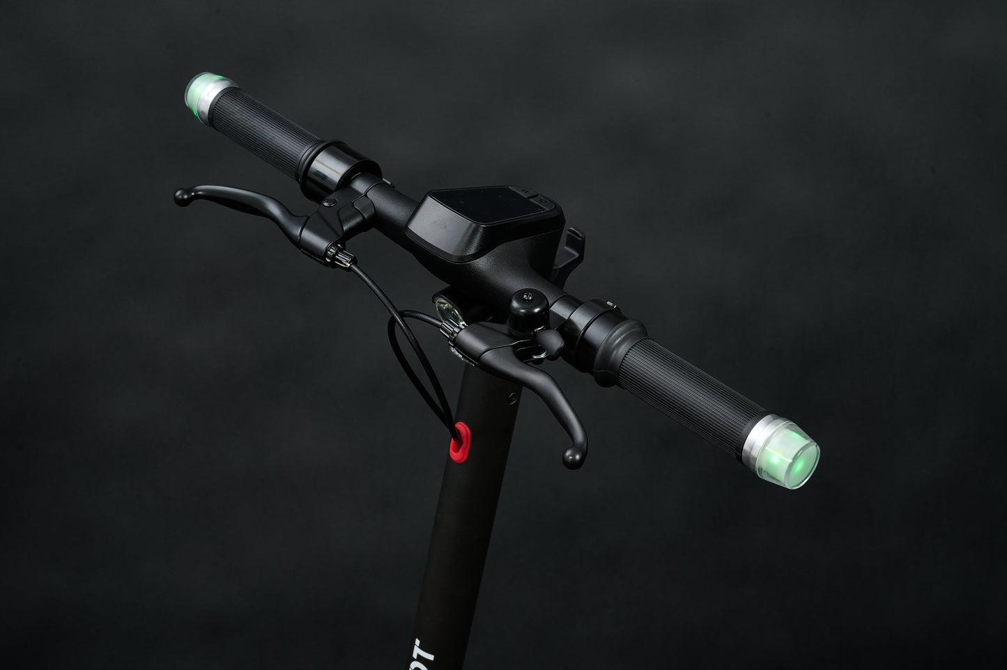 AINOHOT SAGA pro 特定小型原動機付自転車 漆黒  車の前面の詳細図