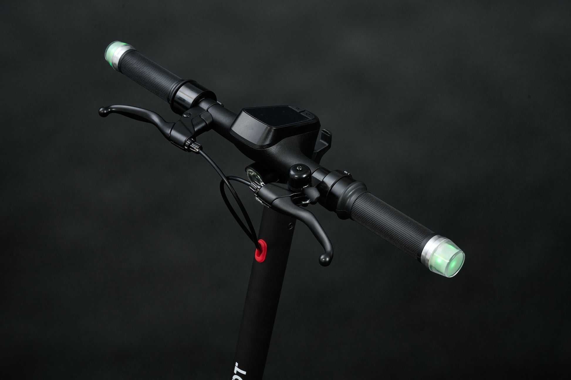 AINOHOT SAGA pro 特定小型原動機付自転車 漆黒  車の前面の詳細図