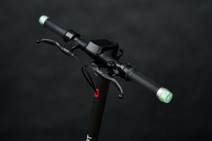 AINOHOT SAGA pro 特定小型原動機付自転車 漆黒  車の前面の詳細図