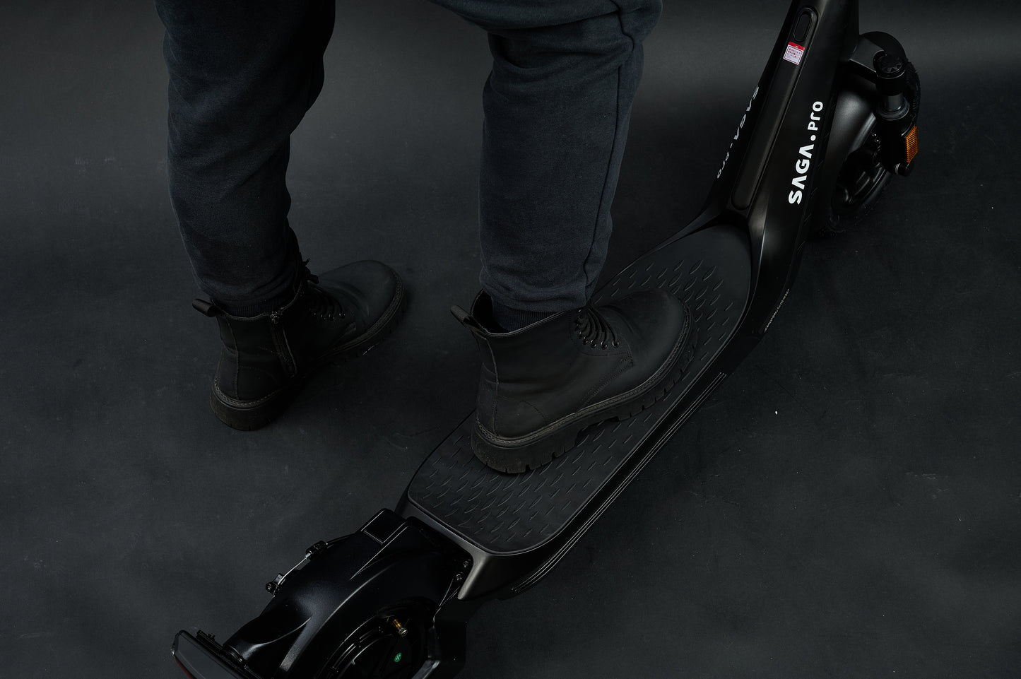 AINOHOT SAGA pro 特定小型原動機付自転車 漆黒 ペダルの詳細画像