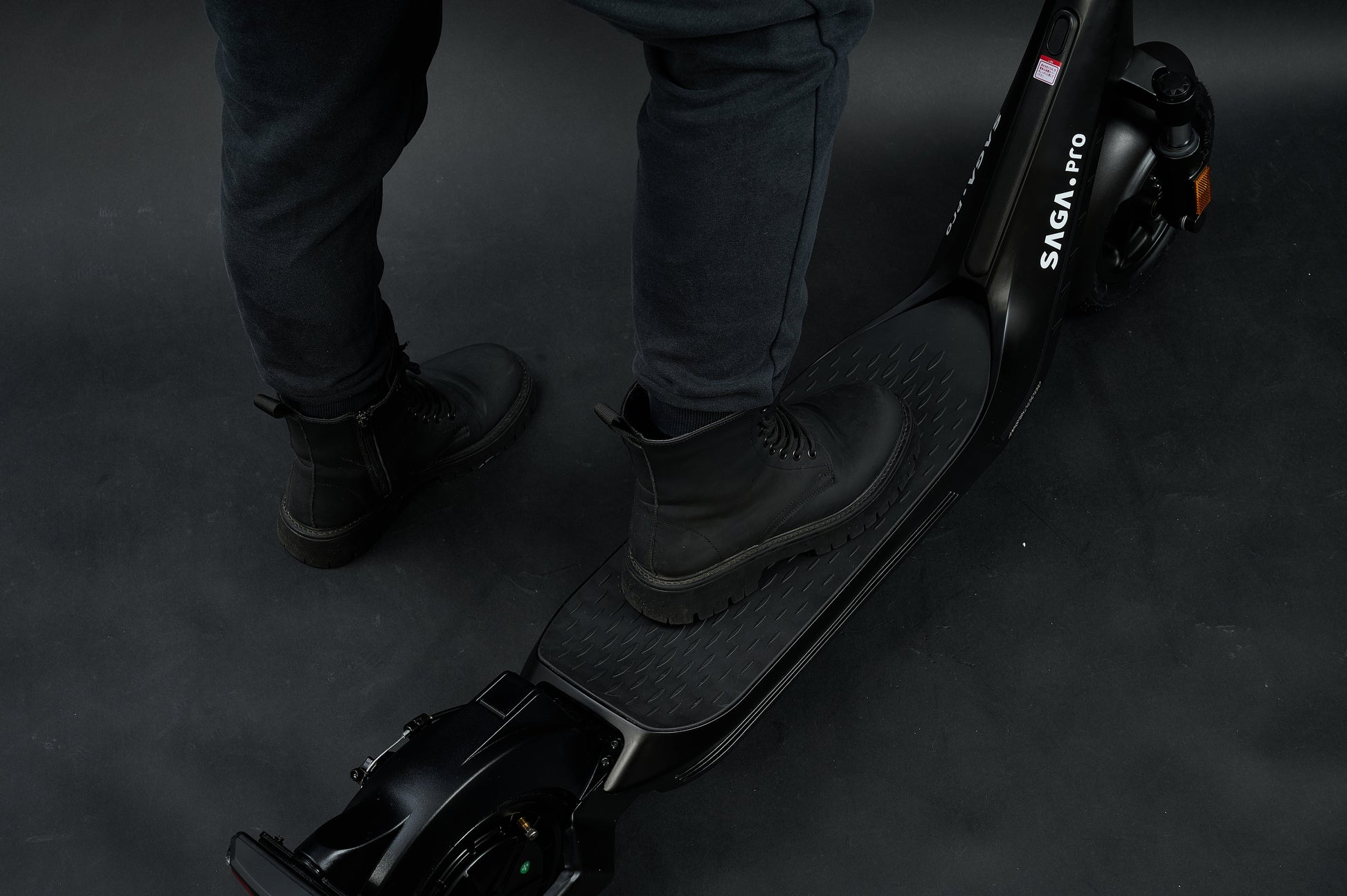AINOHOT SAGA pro 特定小型原動機付自転車 漆黒 ペダルの詳細画像