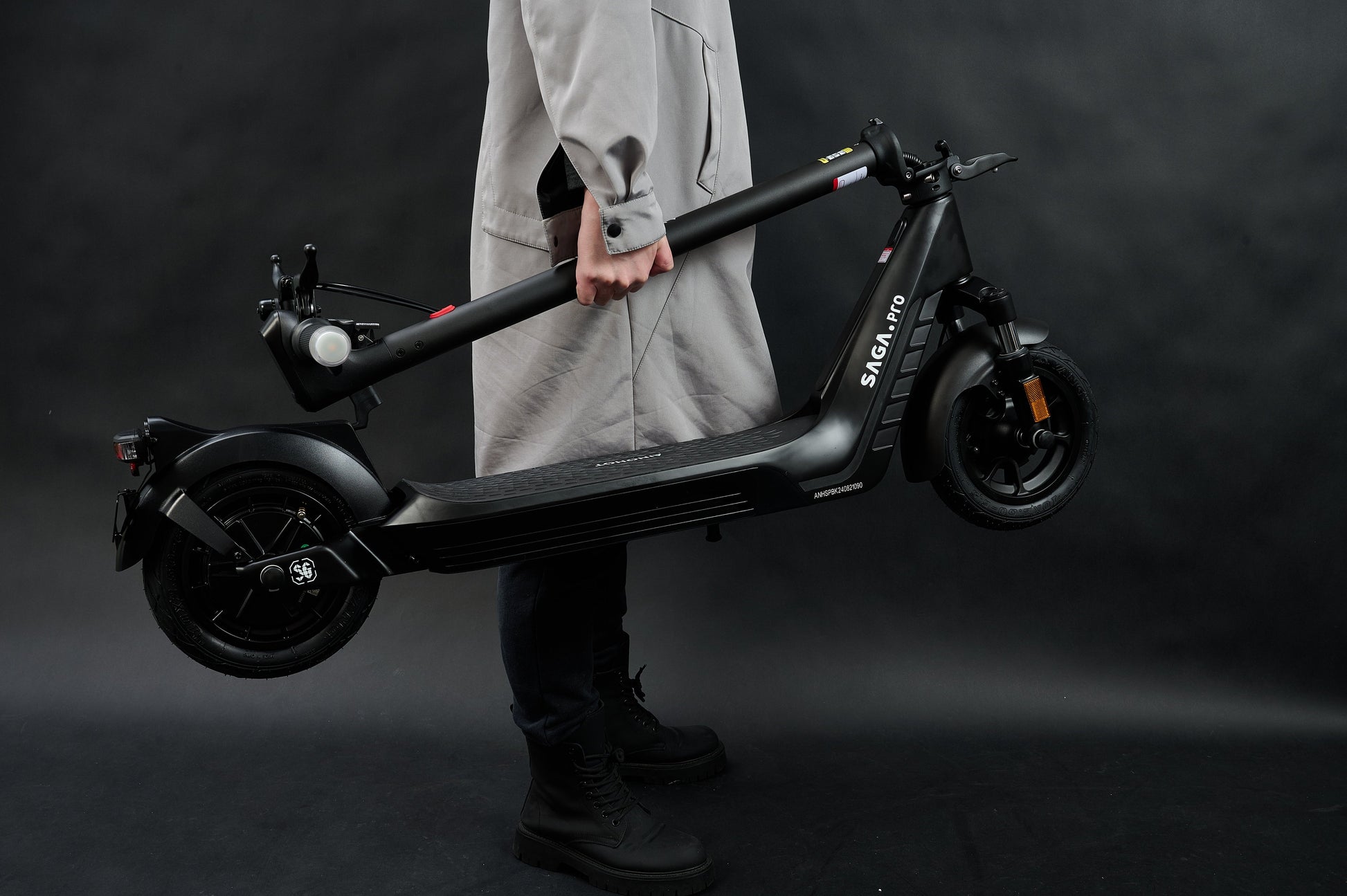 AINOHOT SAGA pro 特定小型原動機付自転車 漆黒 軽量 手持ち式の折りたたみ式電動車両画像