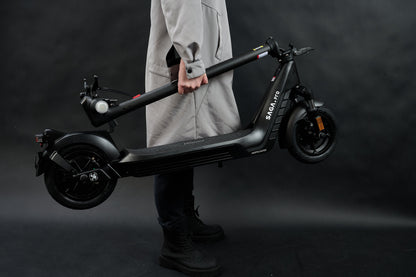 AINOHOT SAGA pro 特定小型原動機付自転車 漆黒 軽量 手持ち式の折りたたみ式電動車両画像