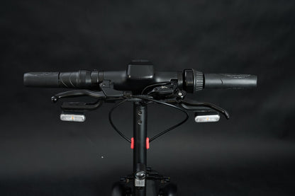 AINOHOT ST3 漆黒 折りたたみ可能 特定小型原動機付自転車  車の前面の詳細な描写