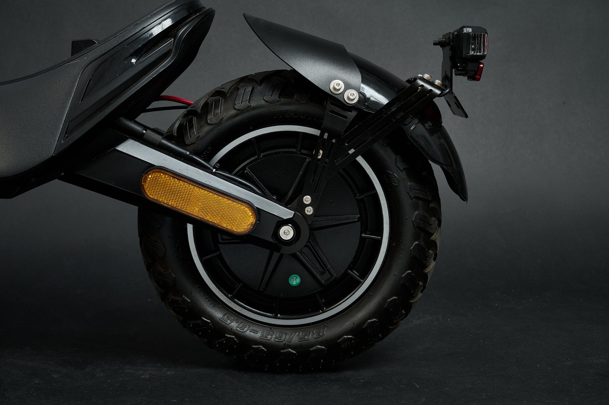 AINOHOT SAGA suv 漆黒 オフロード対応 軽量×女性向け 電動キックボード  オフロードホイールの詳細画像